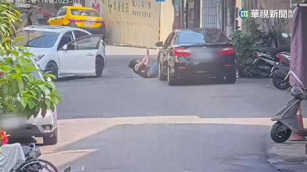 通緝犯違停拒檢落跑　勇警爬鐵皮屋頂抓人