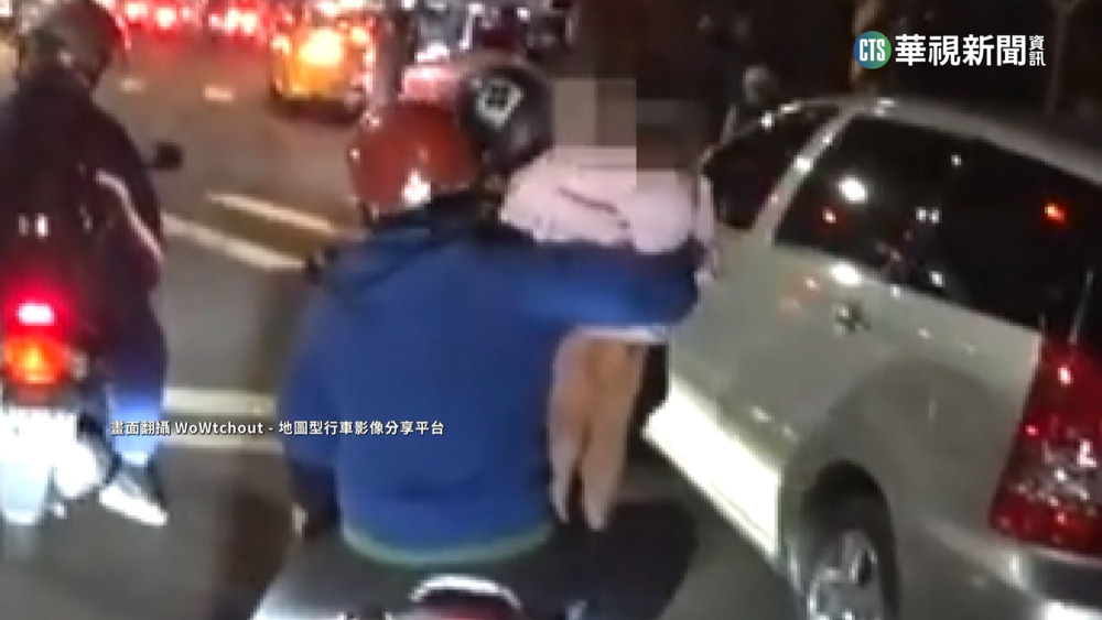 「三貼」騎車上路！　後座「單手抱童」　民眾：超危險