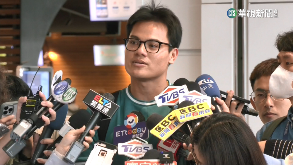 張育成赴美春訓！　球迷塞爆桃機「敬禮」相送