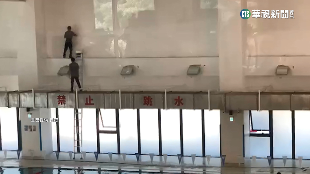 運動中心牆面粉刷　2工人爬高全無安全防護