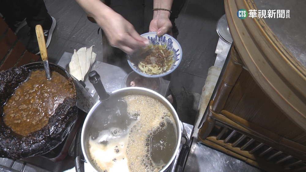 揭露肉燥飄香秘訣！　英作家盛讚台南美食