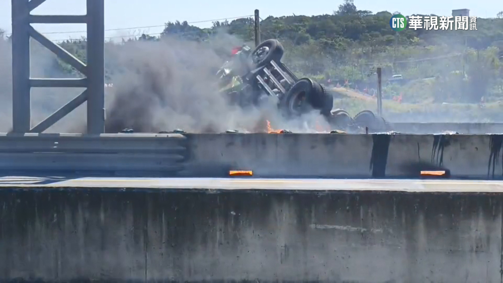 台61線甲醇化學槽車翻覆爆炸　駕駛重傷不治