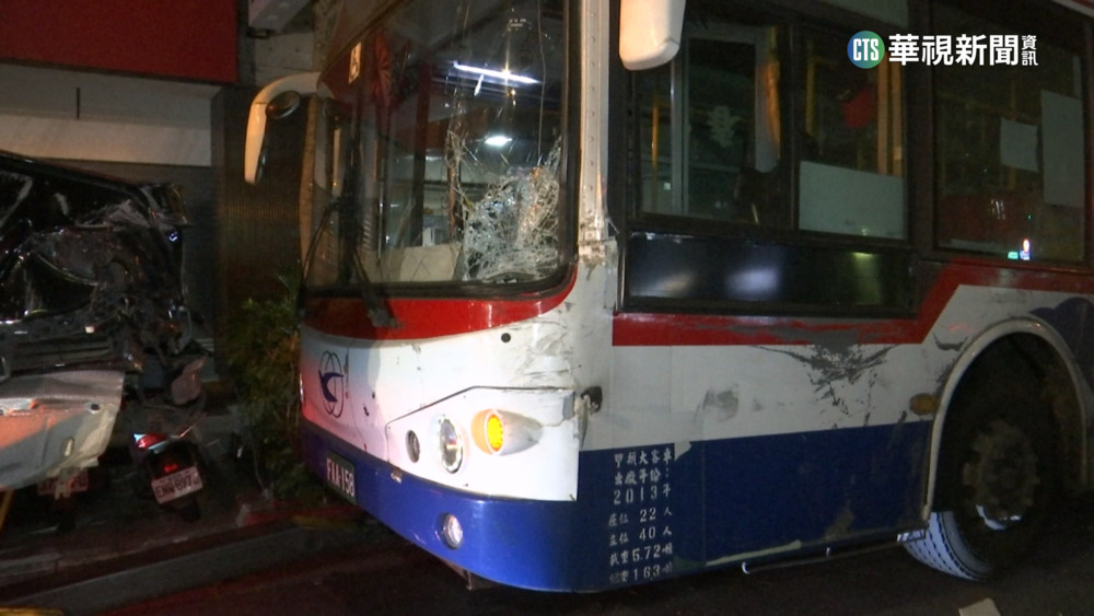 名車失控分隔島「起飛」！　衝對向猛撞公車翻覆