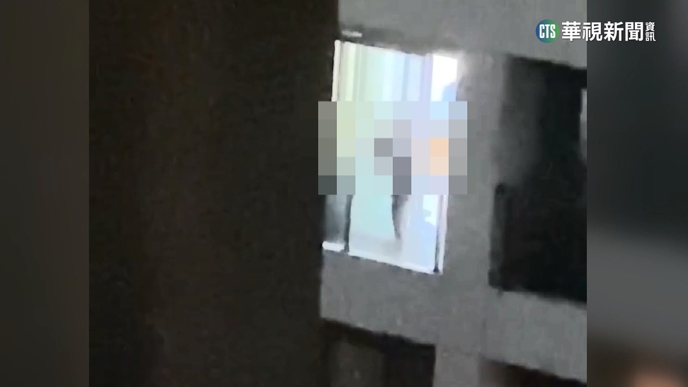 孩吃飯吐床父失控　「倒栽蔥」抓兒作勢丟下樓