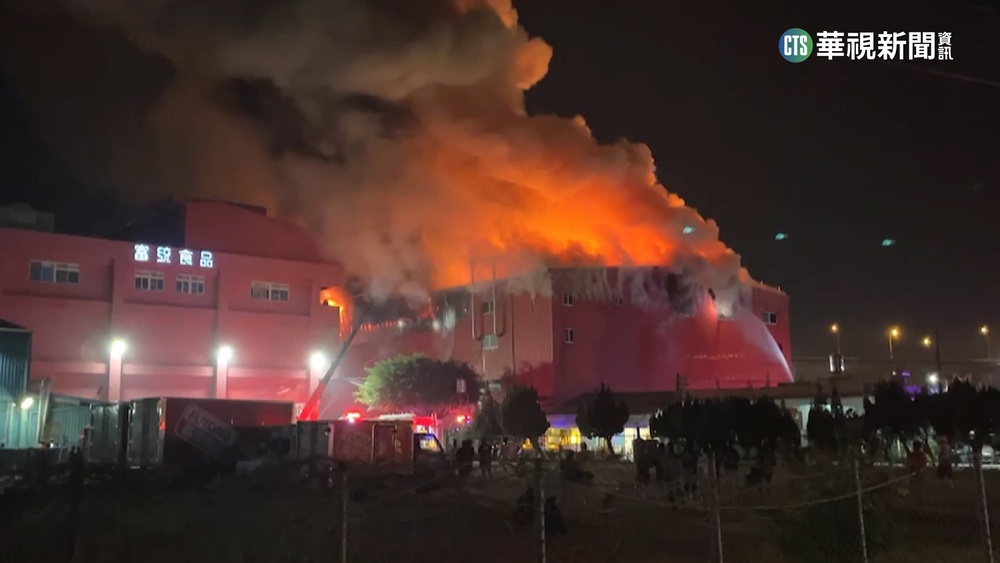 屏東食品工廠大火　警消16車30人緊急搶救