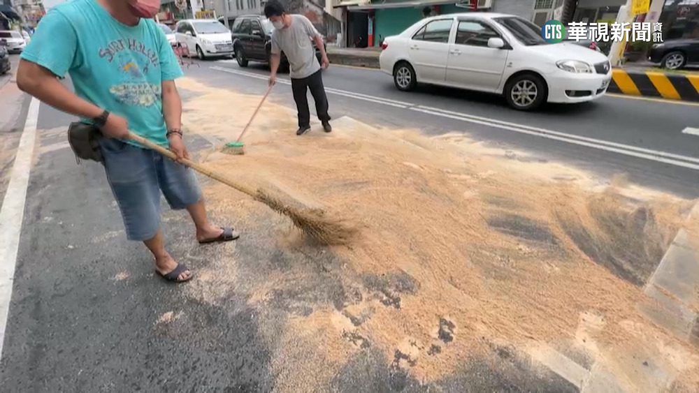 「油」夠衰！　貨車經台1線沿路漏油　4騎士慘摔6傷