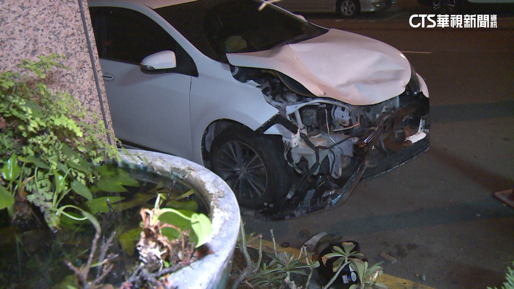 汽機車互撞波及違停名車　騎士卡車底