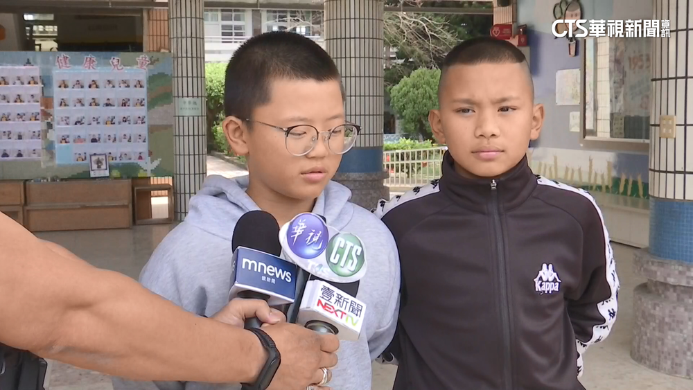 暖心！　國小棒球員扶彎腰婆婆過馬路　民眾讚爆