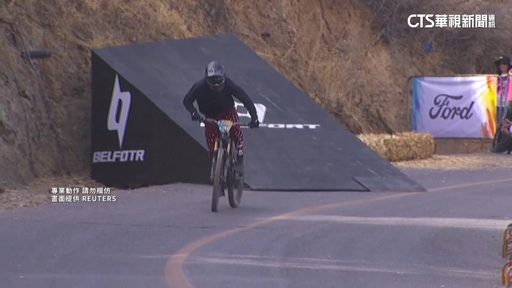 飛簷走壁征服小鎮　下坡車賽刺激滿分