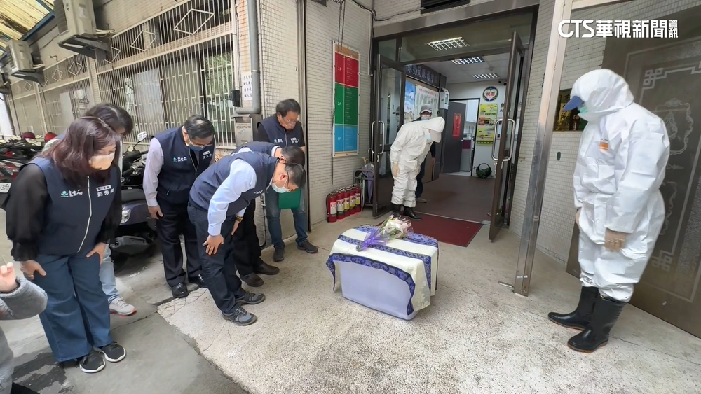 狒狒遺體送北市動物園 桃農業局人員獻花鞠躬