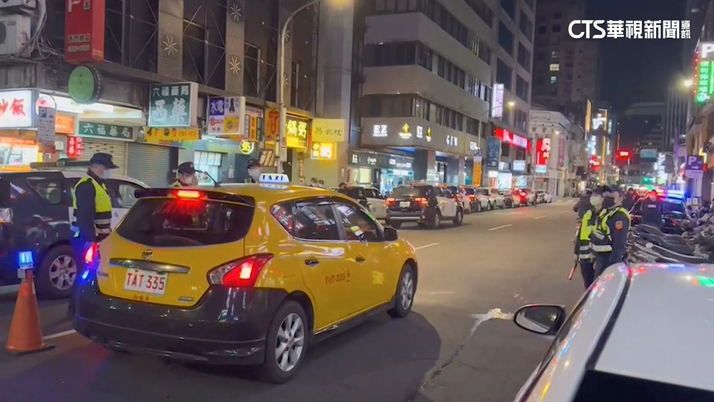 計程車配合臨檢遭搜身　乘客質疑執法過當
