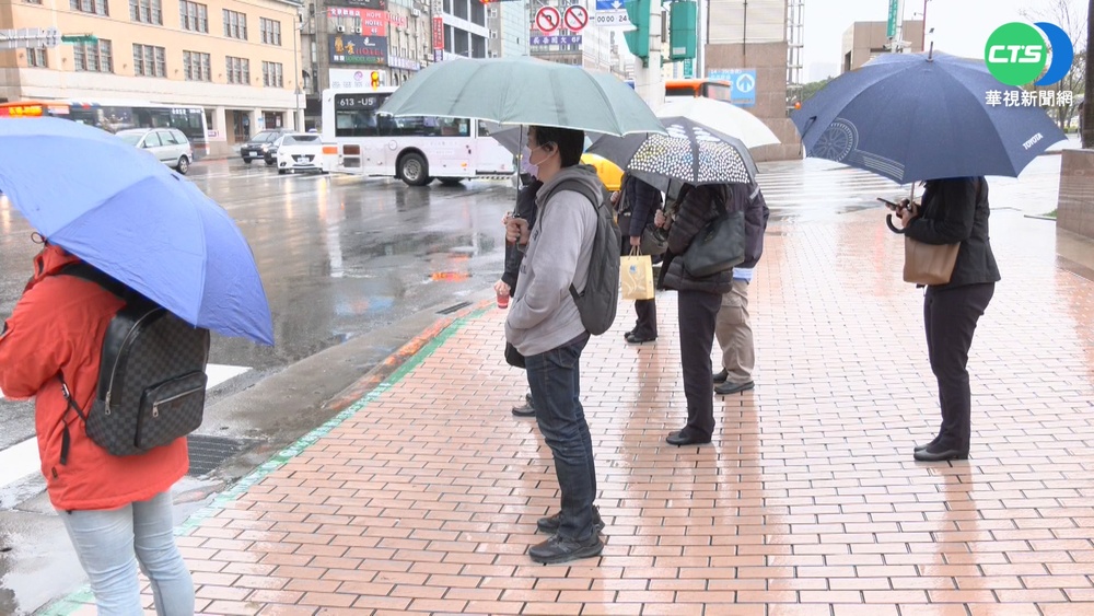 北台灣白天氣溫回升！華南雲雨區逐漸東移 下半天中部以北雲量多、降雨增