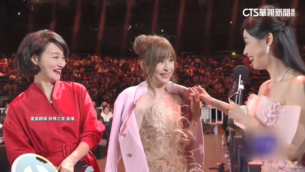 甜心教主王心凌嚇壞！　微博之夜遭強拉外套