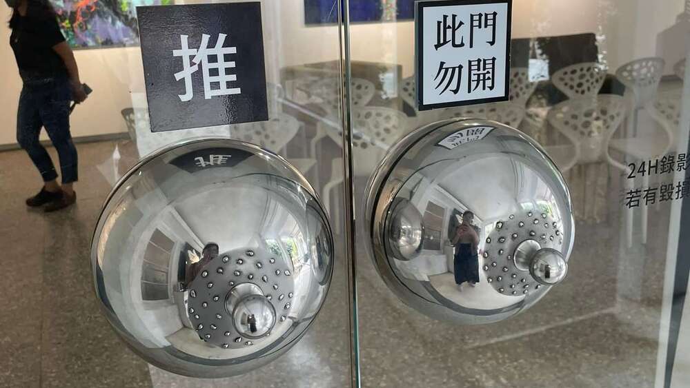 看展驚見奇特造型「門把」！　網友歪樓笑喊：好色喔