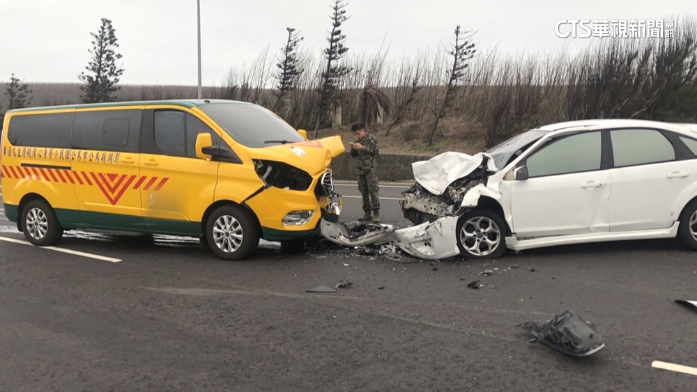 疑為閃野狗！　澎湖轎車與娃娃車對撞幸無人傷