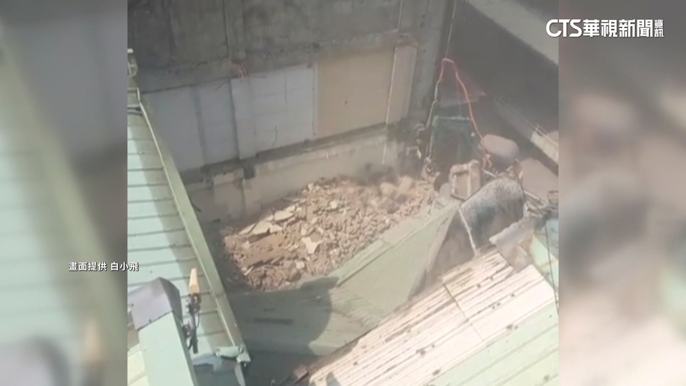 疑施工不慎3工人遭埋　70年老房倒塌畫面驚曝