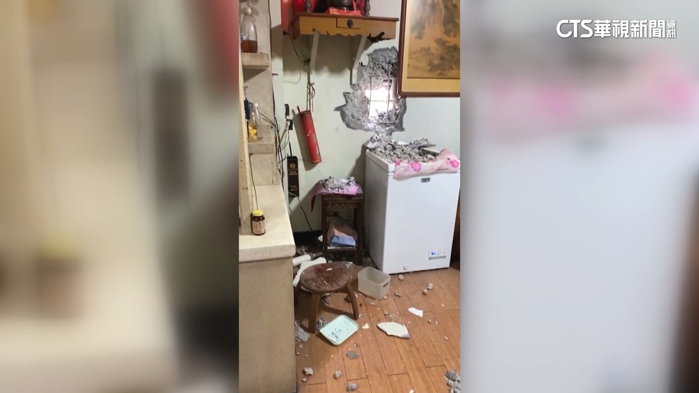 台中百年老屋拆一半突倒　波及鄰宅屋主傻眼