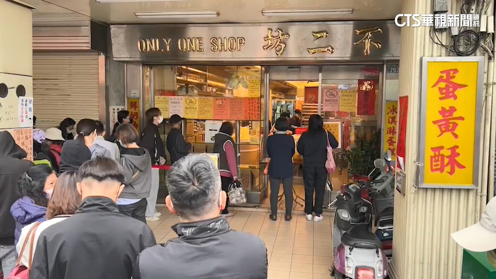 明漲價.清明連假搶買伴手禮　蛋黃酥店排隊逾50米
