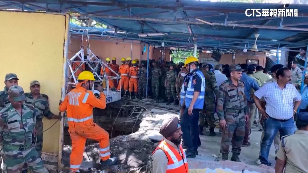 印度寺廟地板坍塌　信徒墜深井至少35死