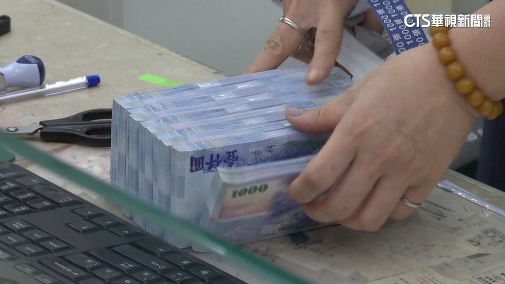 不是愚人節玩笑　8公股銀行普發6000元提前入帳