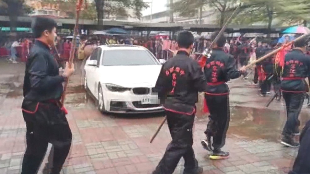 轎車臨停遇學生跳宋江陣表演　網友：根本像祭改