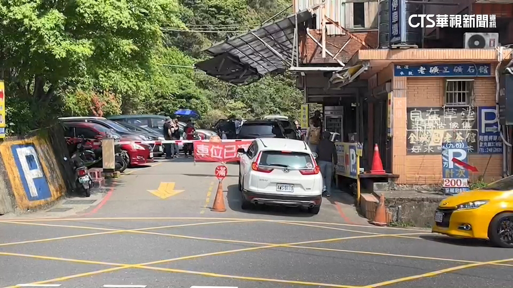 連假第3天出遊潮不斷　九份老街停車一位難求
