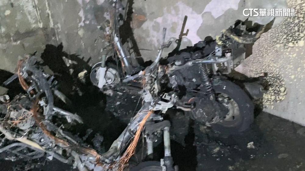 租屋處機車陷火海　消防疏散民眾1人氣喘送醫