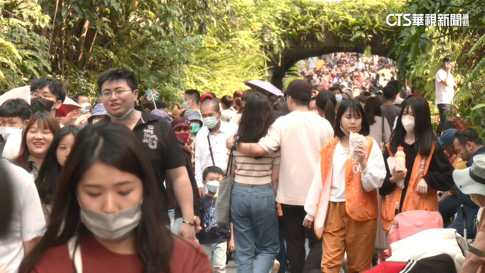 連假+好天氣！　人潮塞爆樂園　遊客：排到崩潰