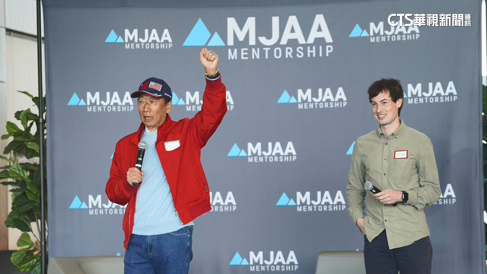 與賈伯斯兒同框！　郭董力讚賈伯斯「偉大的英雄」