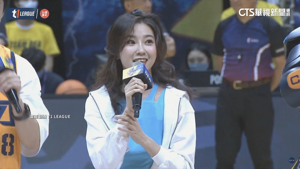 「最美里長」陳紫渝現身T1開球　親曝欣賞「高個子」