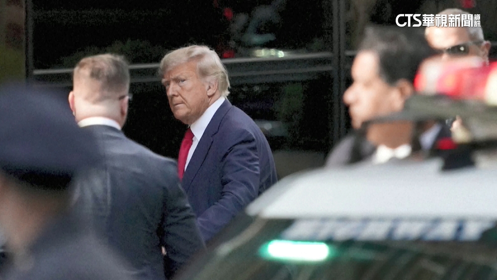 川普搭機抵紐約　將為封口費案出庭應訊