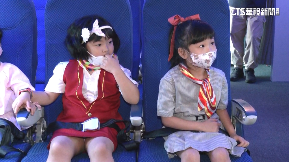 小朋友進入實體客機艙　親自體驗當空服員