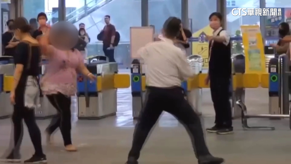 搭台鐵跑票被抓包　女惱羞成怒拿鞋丟站務員