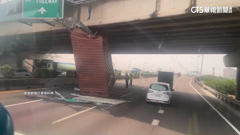 大堵車！　國1麻豆聯結車撞橋墩　貨櫃「直立」卡橋下