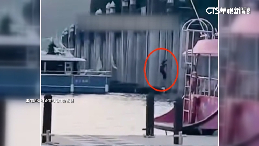 危險！日月潭水位降　船家冒險攀繩爬欄杆上下班