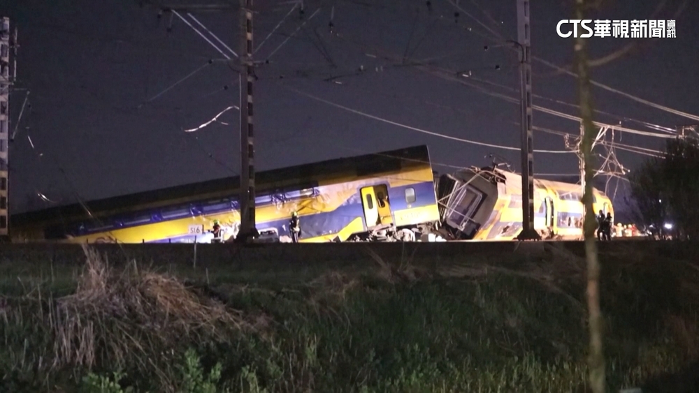荷蘭火車撞怪手出軌　車廂側翻起火1死30傷