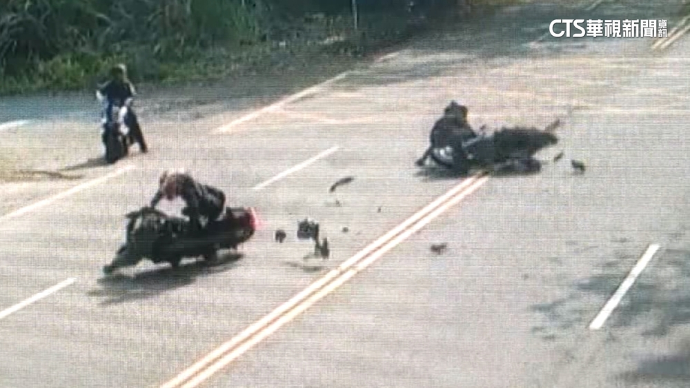 台3線重機擦撞噴飛　疑「來回追焦」釀禍？