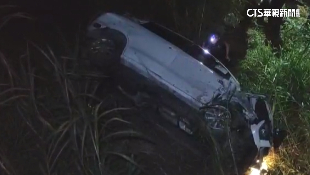 國1休旅車疑自撞護欄墜橋5傷　2人傷勢嚴重