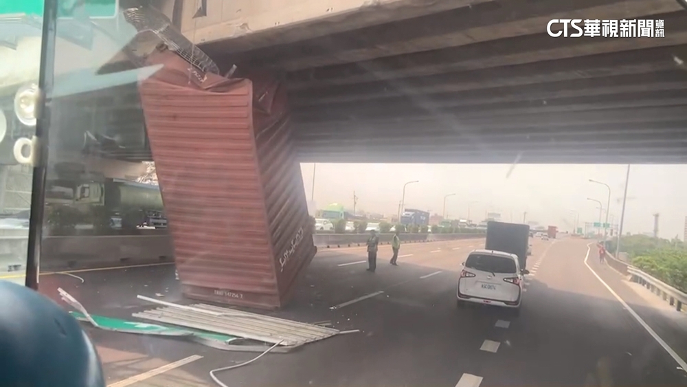 國1麻豆段聯結車撞橋墩　貨櫃直立卡中線