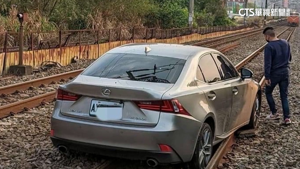 車衝台鐵軌道　驚！1列車急煞「差80公尺」撞上
