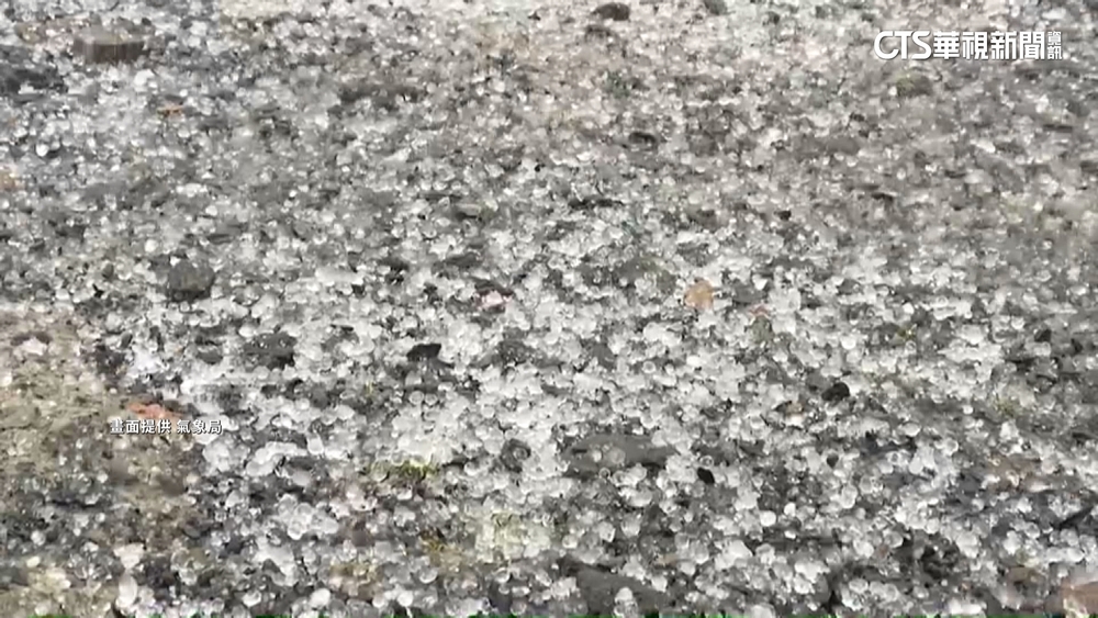 對流旺盛！玉山降3分鐘冰雹　四月銀白世界