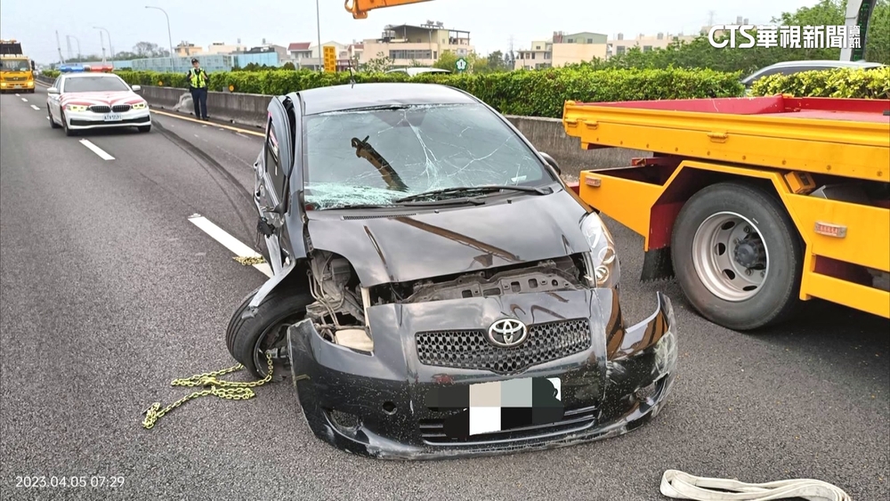 男酒駕上國道自撞後輪噴飛　車上女友也連坐罰