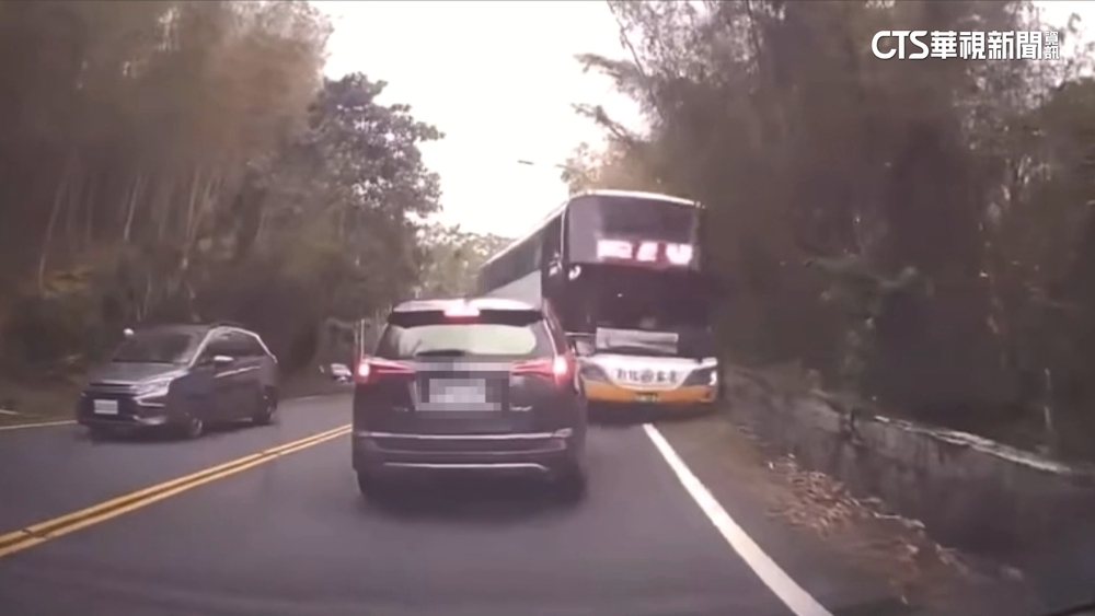 溪頭觀光巴士失控衝下山　撞翻對向兩台車2傷