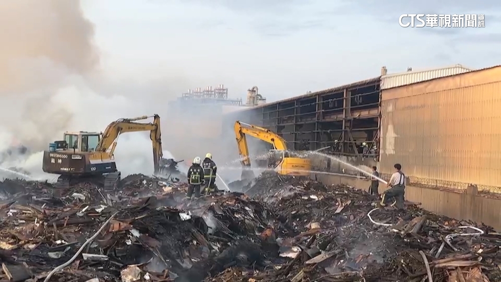 林園廢棄物大火燒2天　臭味熏.工廠慘遭波及