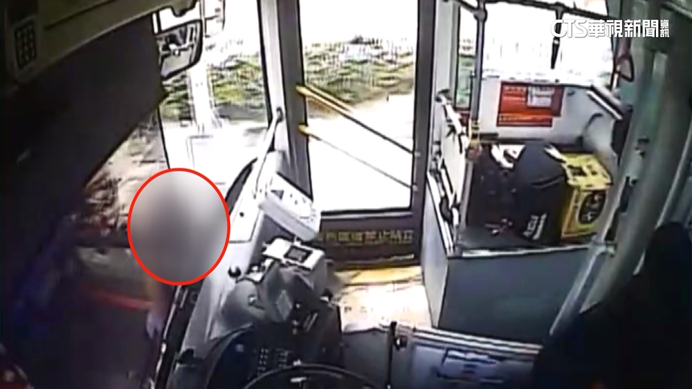 下車疑忘拉手剎車　公車司機肉身擋車慘遭夾死