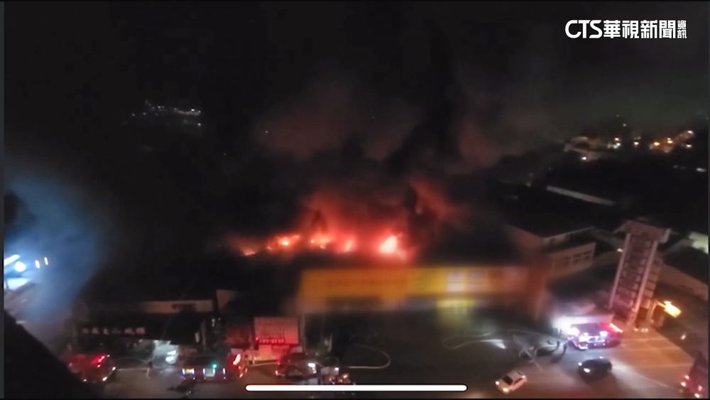 屏東市汽車百貨起火延燒　搶救近5小時