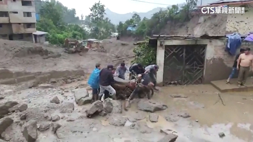 秘魯暴雨引發土石流！　當地民眾慘淹成「泥人」