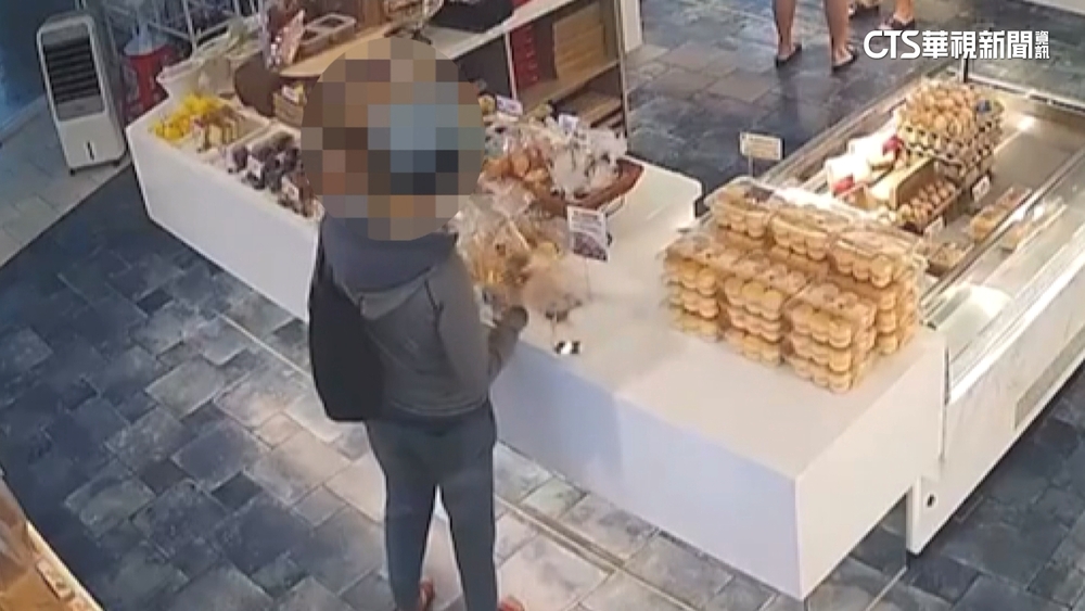 偷吃麵包還「放回架上」　民眾批：太噁心