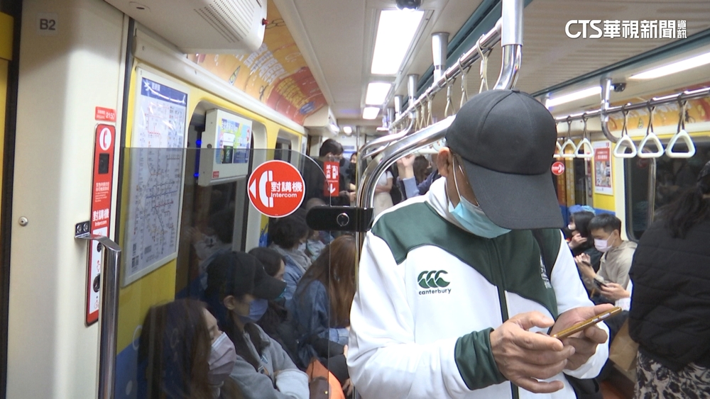 防疫再鬆綁　4/17起大眾運輸「不強制戴口罩」