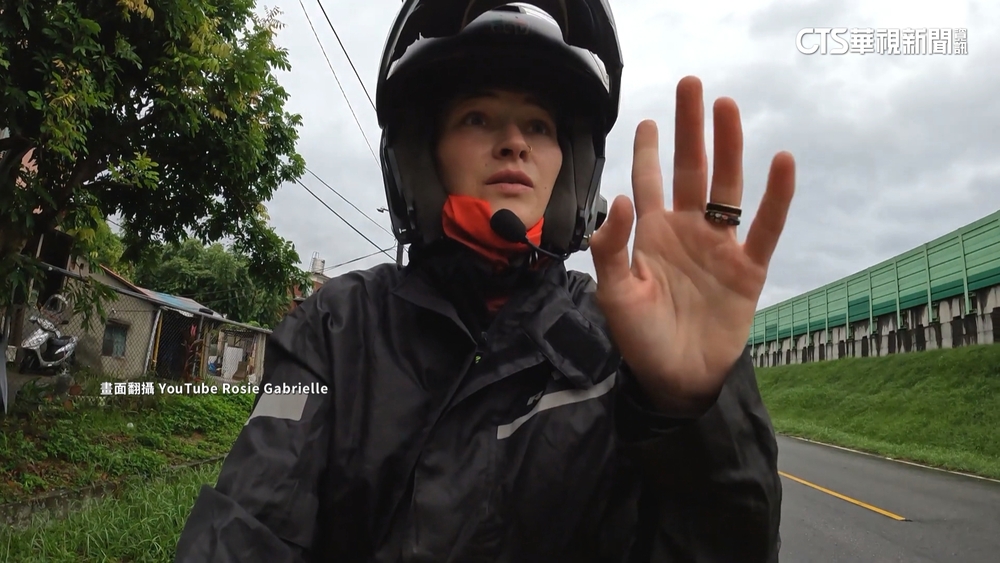 外籍女重機環台「誤闖國道」 遭陌生男攔車拔鑰匙